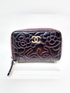 CHANEL Quilted Camellia Zip Card or coin Wallet in Plum